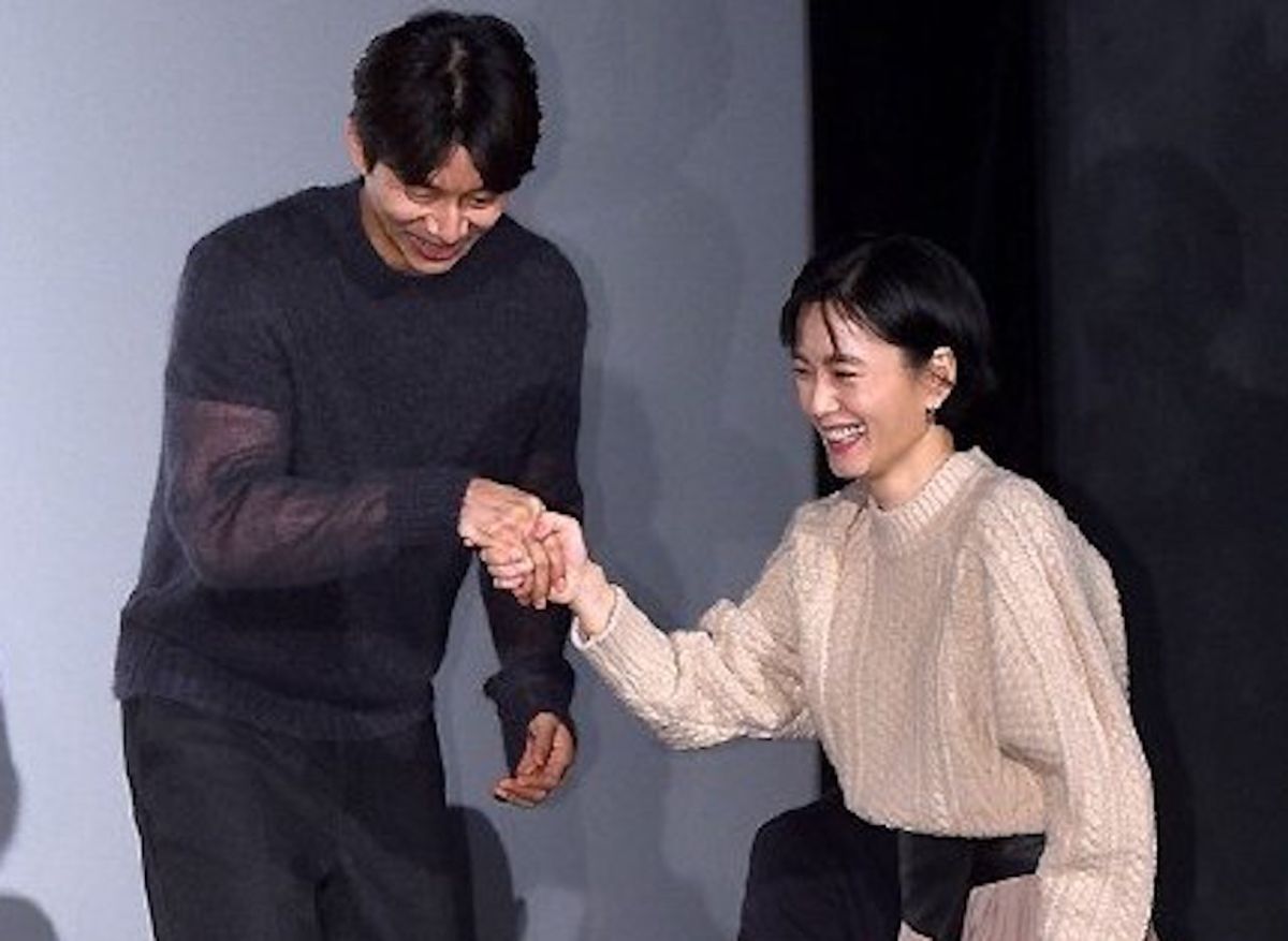 ▲孔劉和鄭裕美甜蜜互動。（圖／翻攝微博）