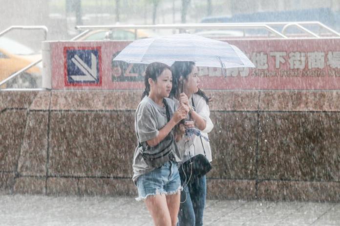 ▲杜蘇芮颱風逐漸遠離，不過受到旺盛對流影響，氣象局在28日下午至晚間發布豪雨特報，民眾下班路上要注意。（圖／NOWnews資料照片）