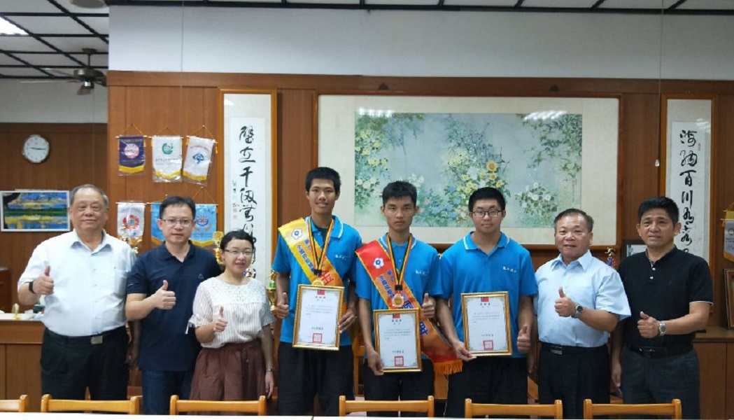 ▲東石高中的金牌夫妻教師唐山林主任(左2)、陳柏妤老師(左3)。（圖／東石高中提供）