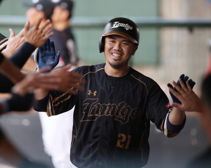 中職37歲老將郭嚴文，休賽季離開味全龍，球迷討論樂天桃猿是否有意回簽，讓其「鳳還巢」，但樂天桃猿副領隊礒江厚綺今（26）日受訪時證實，球團暫時不會考慮簽回郭嚴文。（圖／Nownews資料照）