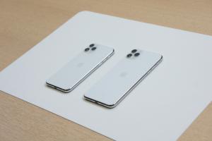 蘋果公司10日在美國總部Apple Park發表新iPhone，圖左起為5.8吋的iPhone 11 Pro、6.5吋的iPhone 11 ProMax，皆配備3鏡頭，可拍攝超廣角照片。中央社記者吳家豪舊金山攝  108年9月11日