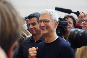 蘋果公司日前在美國總部的賈伯斯劇院發表新iPhone，執行長庫克（中）在新品體驗區被人潮包圍，露出自信的笑容。中央社記者吳家豪舊金山攝 108年9月15日