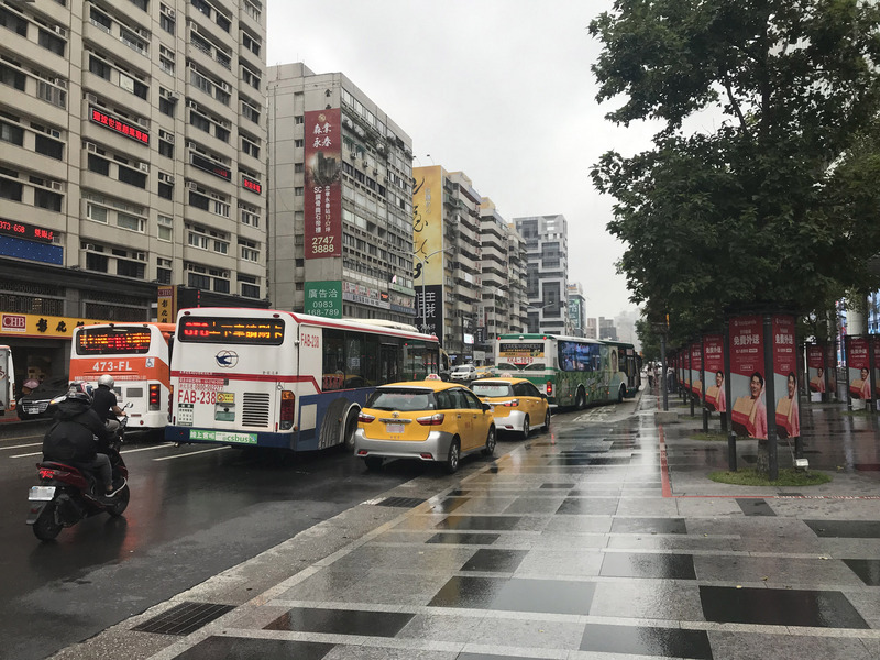 台北市警察局27日表示，市府轉運站前公車停靠區周邊常有計程車違停載客，導致後方的汽、機車為閃避車輛發生事故，為保障民眾及駕駛人安全，將採科技執法取締計程車違停狀況，像是在周邊紅綠燈桿設攝影機拍違停車輛，預估10月底就可上路。中央社記者劉建邦攝108年9月27日