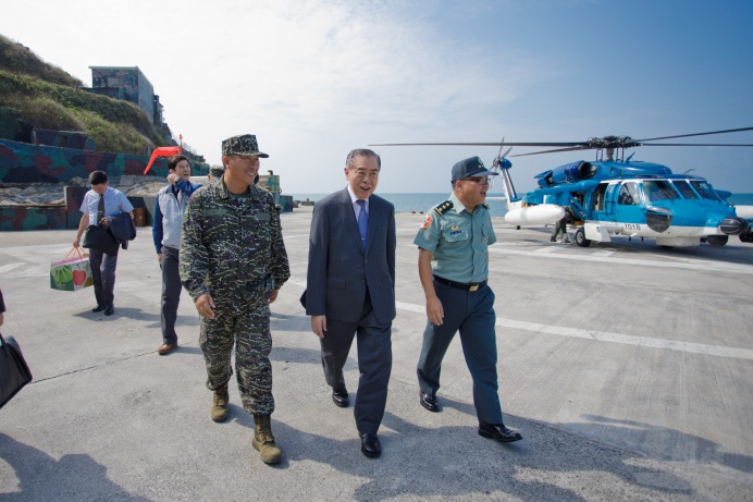 ▲ 國防部副部長張冠群上將偕同中華民國軍人之友社理事長李棟樑10日搭乘S-70C直升機前往烏坵，慰問海軍陸戰隊烏坵守備大隊官兵戍守辛勞。（軍聞社記者周昇煒攝）