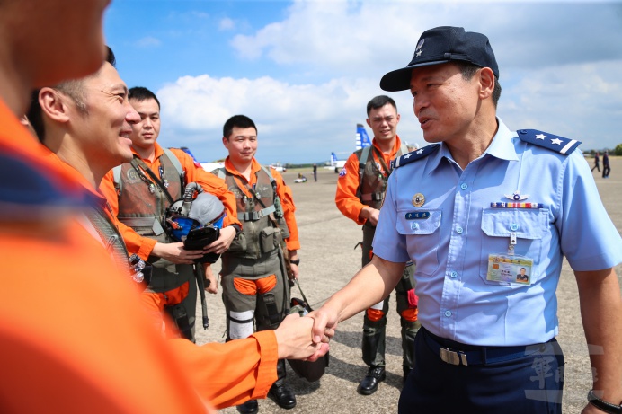▲ 國防部副參謀總長李廷盛中將前往空軍新竹基地及臺中清泉崗基地，慰勉國慶參演部隊訓練辛勞。（軍聞社記者謝宏檜攝）