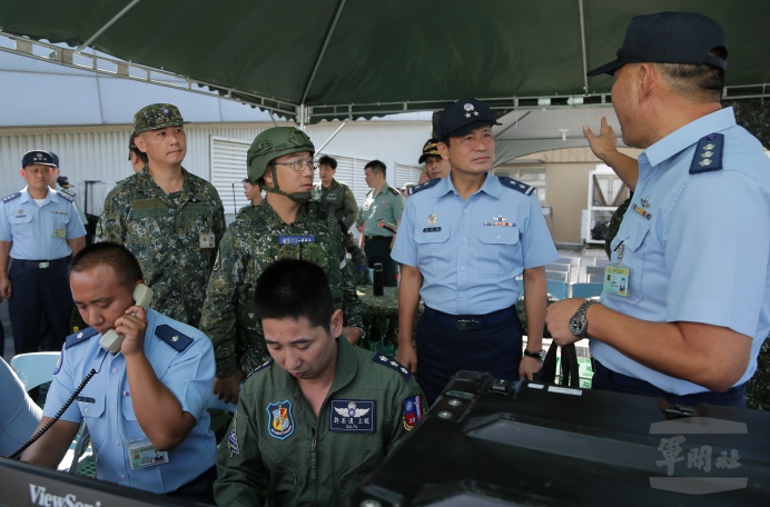 ▲ 國防部副參謀總長李廷盛中將24日前往陸軍航空特戰指揮部第六0一旅，實際瞭解國慶典禮時各型機的任務及飛行路線。（軍聞社記者陳映竹攝）