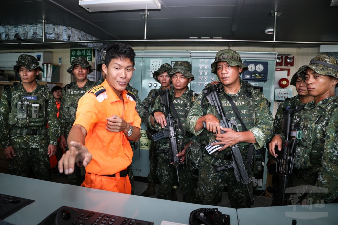 ▲ 海巡署安排專人向官兵說明船艦特性。（軍聞社記者謝宏檜攝）