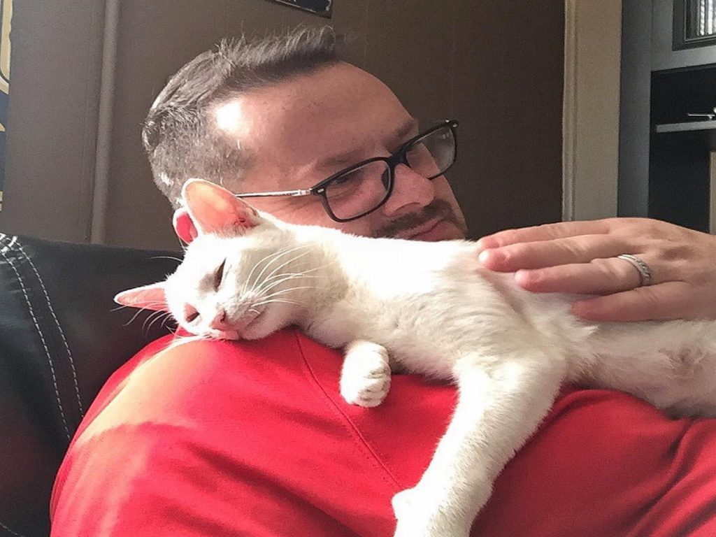 布萊恩幫助了白貓後，從此改變了彼此的人生！（圖／IG@ flynbyu23）