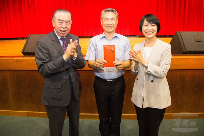 ▲ 陳玲社會福利慈善事業基金會董事長李棟樑與聯合報社長游美月捐贈高雄榮家慰助金。（軍聞社記者莊家宏攝）