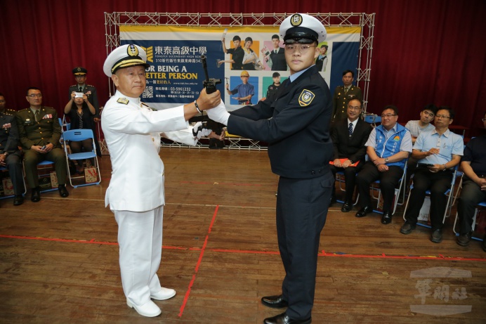 ▲ 總統府戰略顧問蒲澤春上將25日出席新竹東泰高中「國防培育班」開訓典禮，將象徵軍人責任的步槍授與新生代表。（軍聞社記者李忠軒攝）