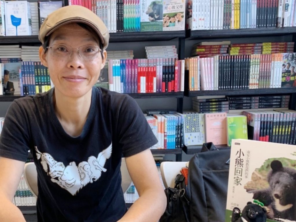 從原先的第二選項，到深入發掘真相後，黃美秀決定將保育台灣黑熊化為一生志業