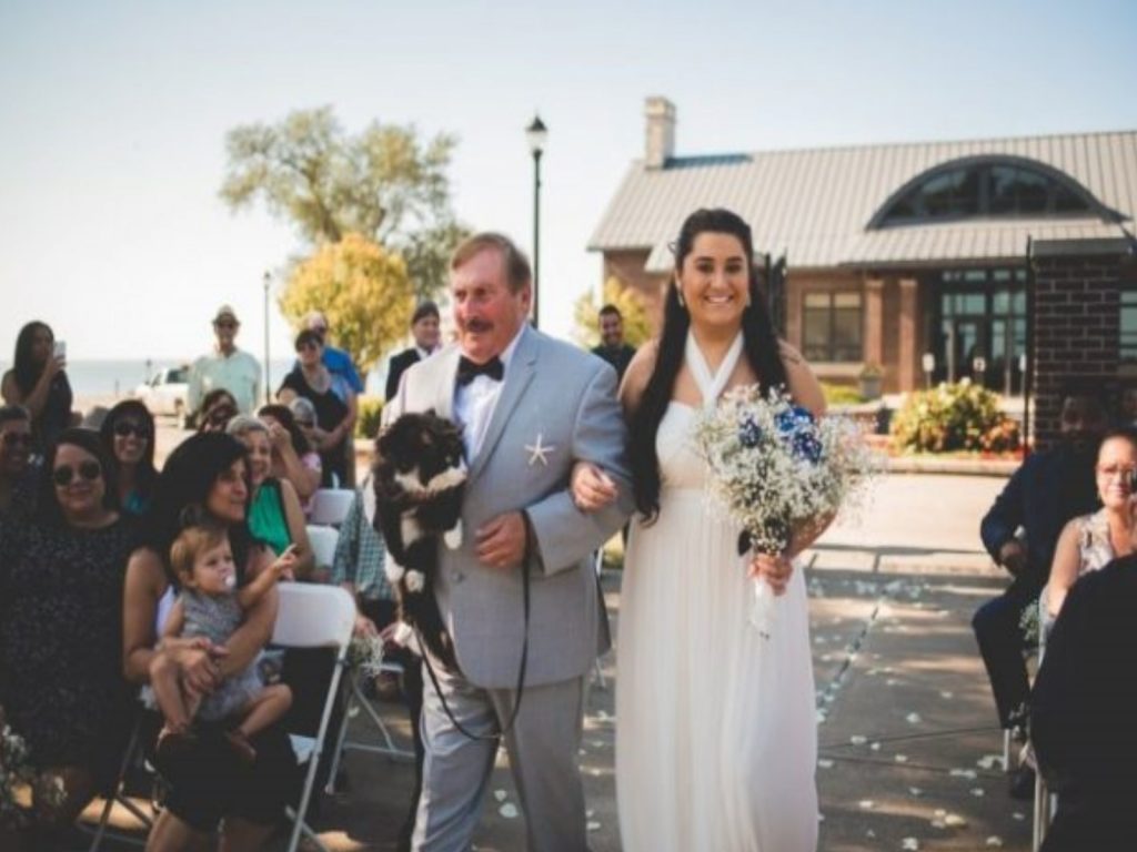 柯特妮的爸爸抱著貓咪Angel，挽著愛女的手一起穿過賓客的祝福（圖／My Cat eye）