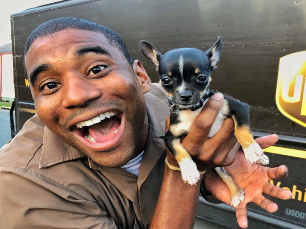 UPS快遞員傑森與可愛狗狗！（圖／IG＠jhardesty）