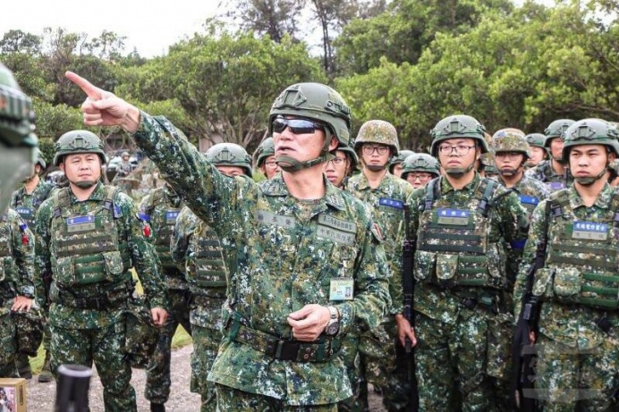 ▲ 陸軍第6軍團指揮官楊中將26日視導542旅官兵操演任務。（陸軍542旅提供）