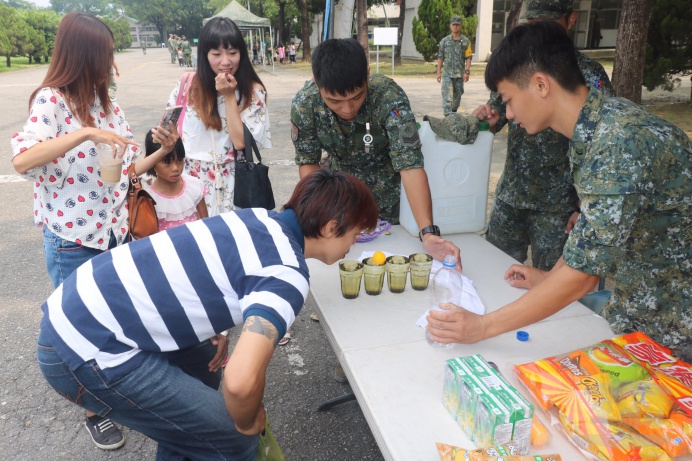 ▲ 懇親座談會舉辦團康活動使官兵親子同樂。（234旅機步一營提供）