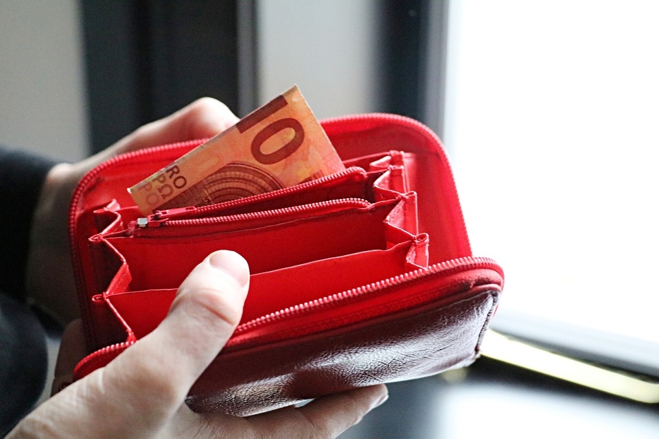 避免使用小錢包，限制了財運。（圖／Pixabay）