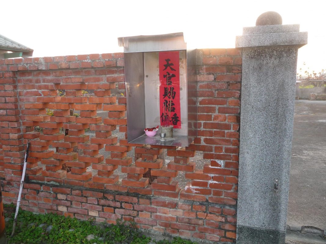 客家人的天公爐在牆上。（圖／翻攝自望山文化工作室粉專）