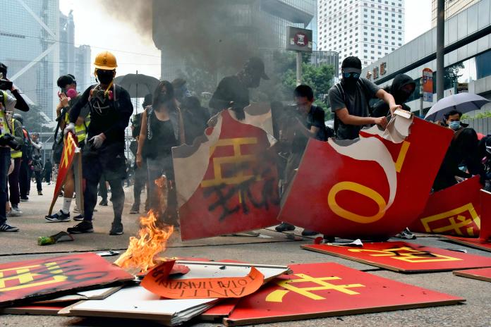 ▲雖然警方禁止香港民陣舉行十一遊行，但有網友號召今天（ 10 月 1 日）自主在香港多區集會，外界憂心新一波大規模衝突將在今日引爆。資料照。（圖／美聯社／達志影像）