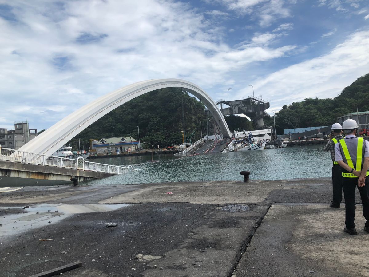 ▲南方澳大橋今日上午驚傳坍塌。（圖／慈濟提供）