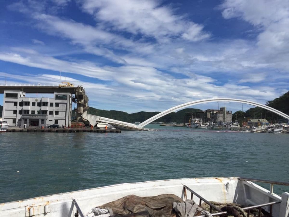 ▲宜蘭南方澳跨海大橋驚傳倒塌。（圖／翻攝自臉書美麗蘇澳 VS 南方澳）