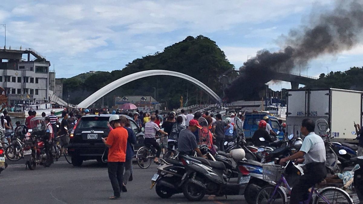 ▲南方澳大橋坍塌，現場疑似中油油罐車落海，司機送醫。（圖／宜蘭記者李清貴攝影）