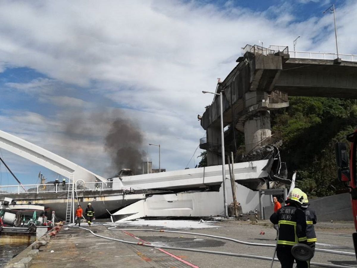 ▲宜蘭南方澳跨海大橋驚傳倒塌。（圖／宜蘭縣義勇消防總隊提供）