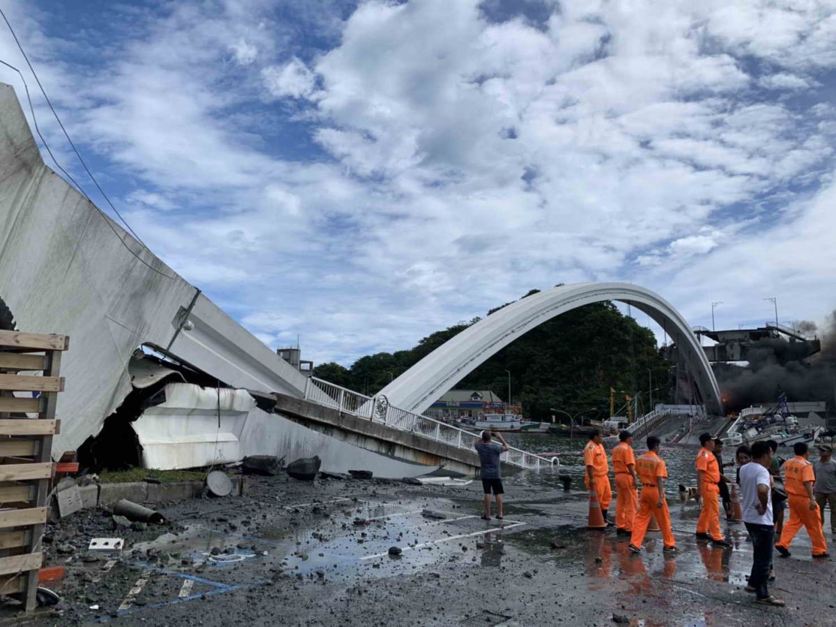 ▲南方澳大橋今日上午驚傳坍塌。（圖／民眾提供）