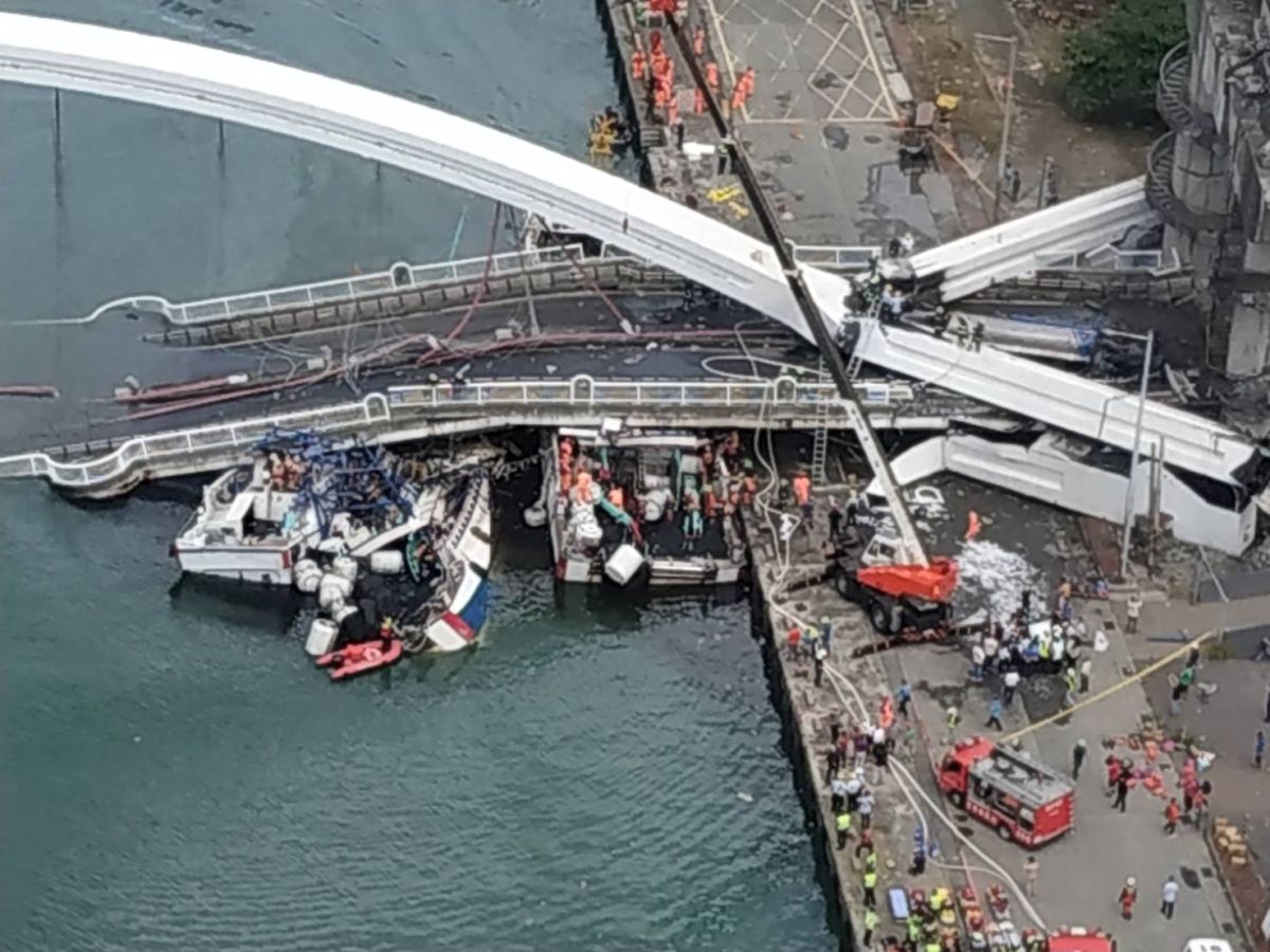 ▲宜蘭縣南方澳跨港大橋今（ 1 ）日上午 9 時許驚傳倒塌，交通部成立災害應變中心，通知相關部會進駐。（圖／中央災害應變中心）