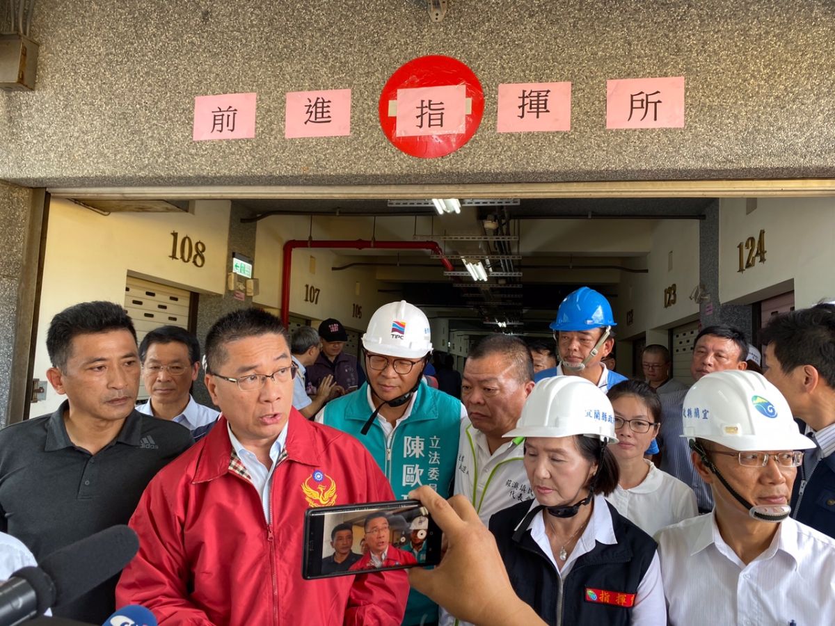 ▲宜蘭南方澳大橋今（1）日發生嚴重坍塌，橋面整個陷入水中，內政部長徐國勇已經前往宜蘭坐鎮指揮。（圖/記者李清貴攝）