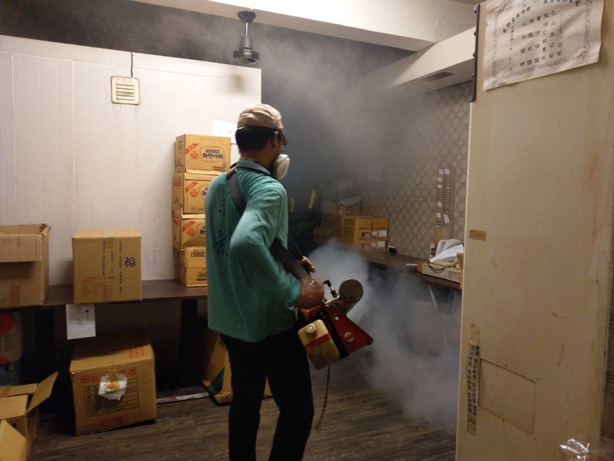 ▲防疫人員對育樂街餐飲業者實施室內化學防治。（圖／台南市登革熱防治中心）