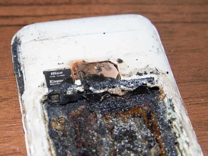 ▲哈薩克一名 14 歲少女因為手機充電時爆炸，不幸喪命。（圖／翻攝自 The Suns ）