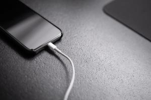 睡覺「iPhone充電整晚」錯了！Tim哥4招延長電池壽命　蘋果也證實