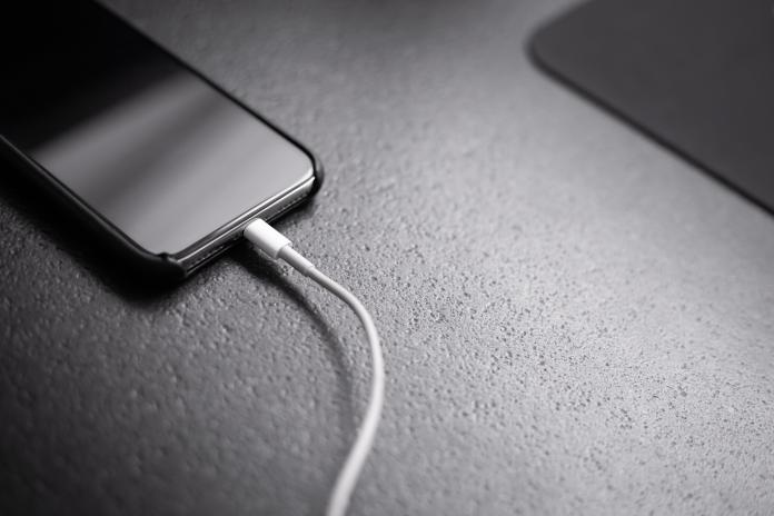 ▲不少人睡前習慣把iPhone插上充電，隔天直接帶著滿電出門，不過長時間充電是否真的傷電池，也成為許多人的疑問。（示意圖／非當事手機，取自 Unsplash ）