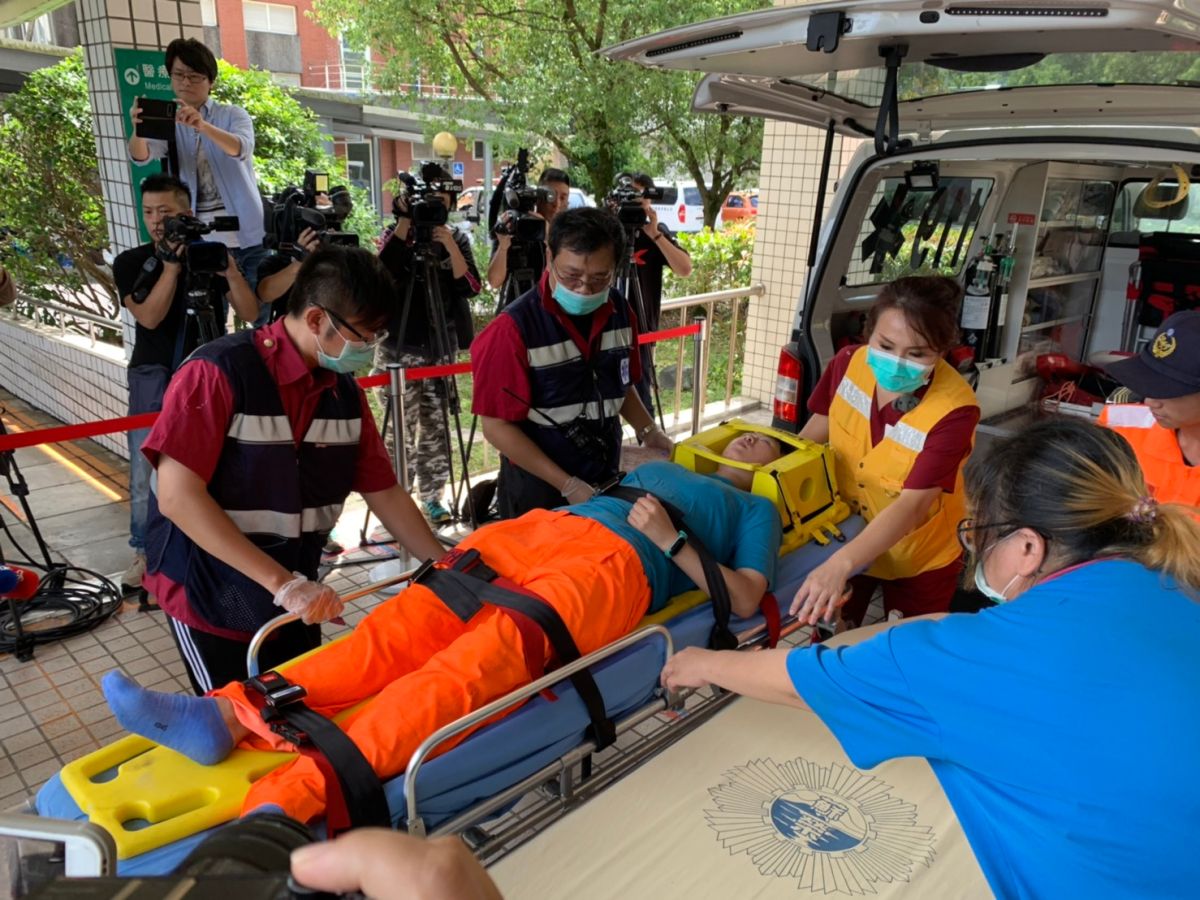 ▲2名海巡署人員因鋪設攔油索時，不慎被攔油繩打到，一名雙手擦傷、下肢疼痛，另一名左手外傷。（圖/記者宋原彰攝，2019.10.01）