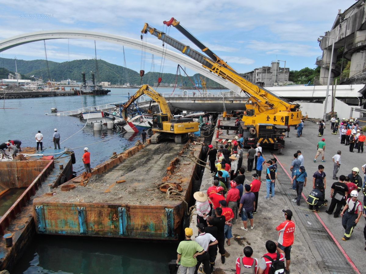 ▲南方澳跨海大橋斷裂，壓到下方漁船，救難單位出動吊臂救援受困人員。（圖／內政部消防署提供, 2019.10.1）