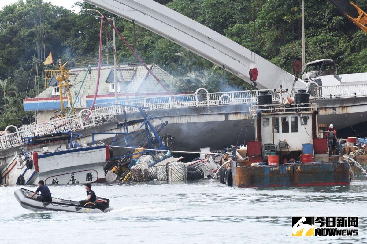 ▲宜蘭縣的南方澳大橋今（1）日上午驚傳坍塌意外，有兩名海巡署的人員，在救難過程中被攔索砸傷腳。（圖／記者陳明安攝，2019.10.1） 