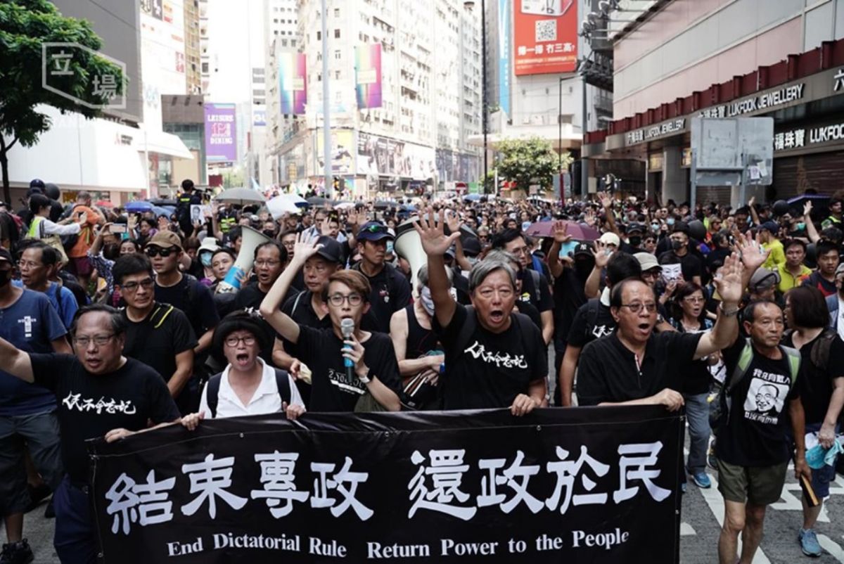 ▲ 10 月 1 日下午 1 點 15 分左右，由民陣副召集人陳皓桓、工黨李卓人、社民連梁國雄等人領軍的遊行隊伍在銅鑼灣起步。（圖／翻攝自立場新聞）