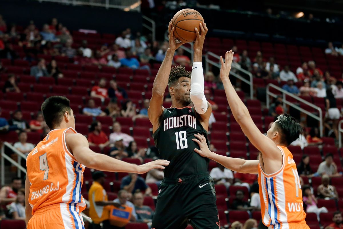 ▲「國民姊夫」吳永盛(右)隨CBA球隊，初登NBA舞台（圖／美聯社／達志影像）