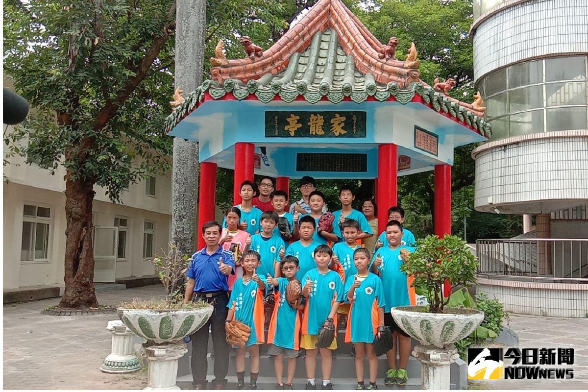 ▲南陽國小師生開心在家龍亭合影。（圖／記者洪佳伶，2019.10.01）