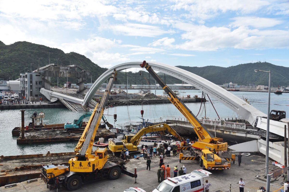 ▲宜蘭南方澳跨海大橋於今（ 1 ）日上午9點半驚傳坍塌，引起各界譁然。（圖／記者陳明安攝）