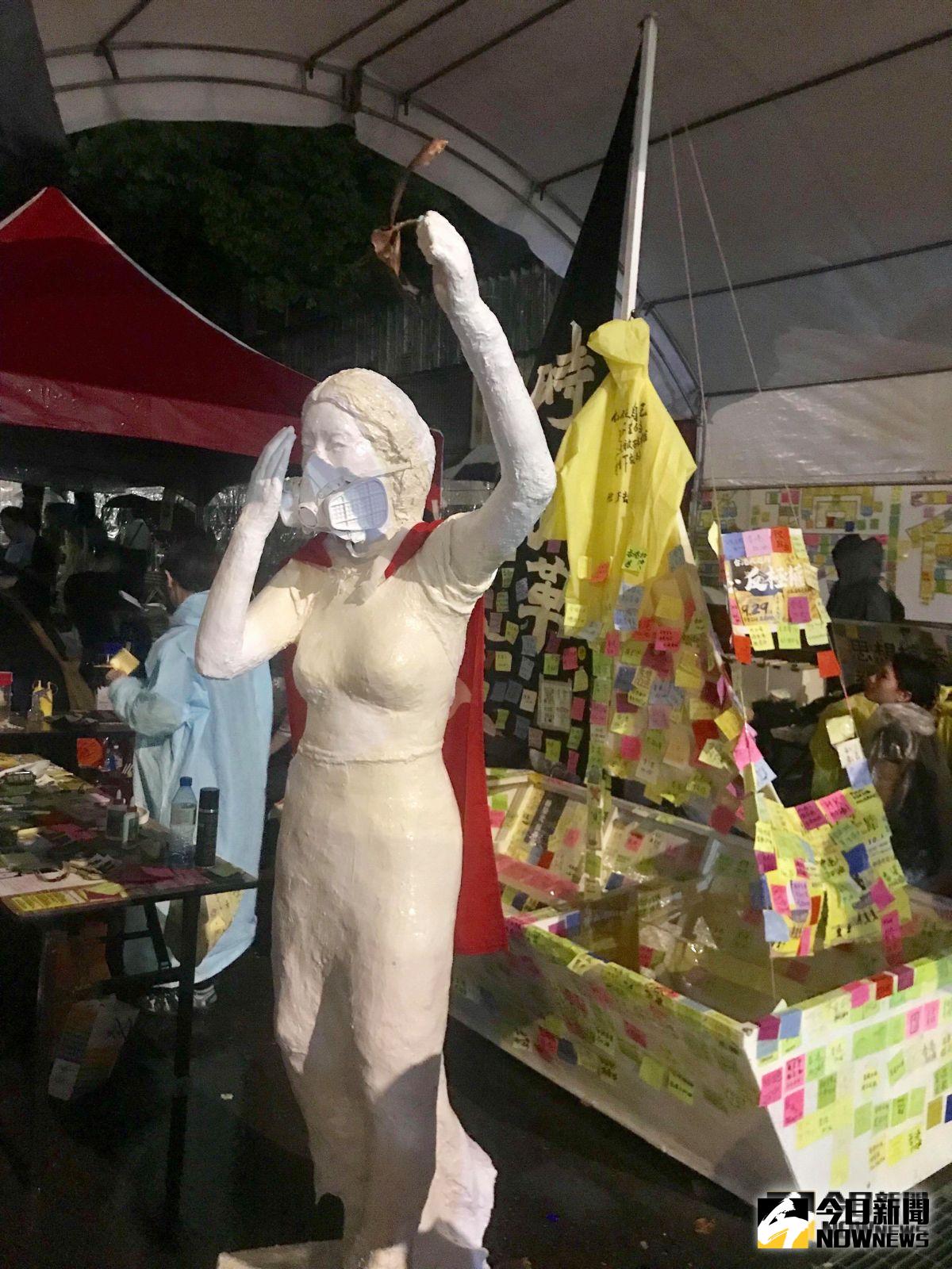 移民署則澄清，何韻詩來台參與合法遊行經事前報備，且完全合乎「公民與政治權利國際公約」第21條。圖為現場台北藝術大學所設之裝置藝術。（圖／記者賴正琳攝, 2019.9.29）