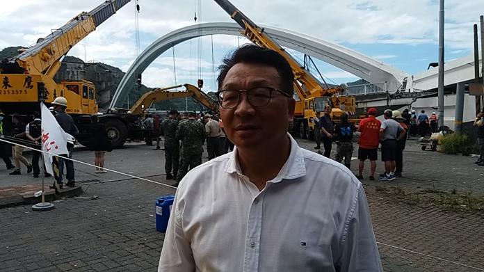 ▲民進黨籍立委陳歐珀針對南方澳大橋崩坍，已要求相關單位全力救援，漁民損失盼中央全力協助。（圖／記者鄭志宏攝）