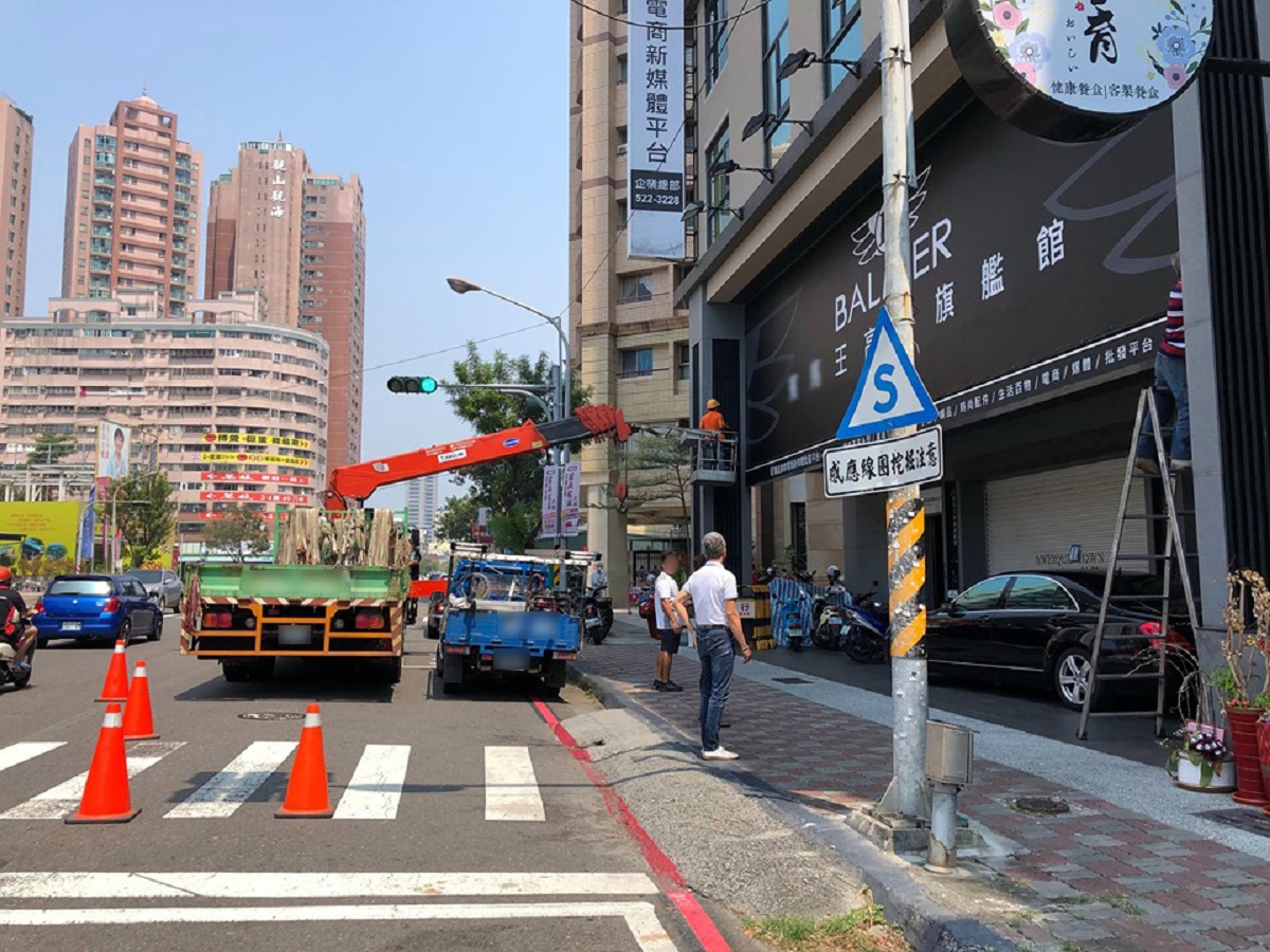 ▲直播主連千毅被捕後，高市府隨即對連千毅所屬○庭國際公司進行聯合稽查，迫使該公司宣告暫停營業，並自拆招牌。（圖／記者郭凱杰翻攝，2019.10.01）