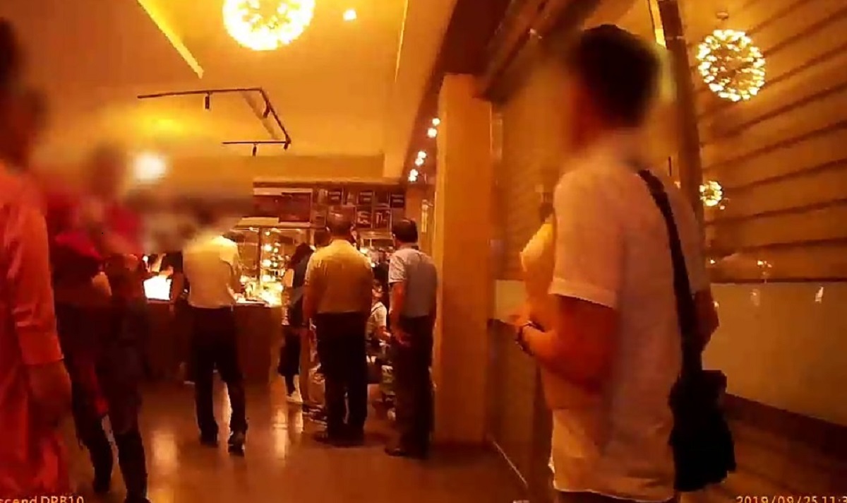 ▲高雄市政府運用「第三方警政」，結合警方、消防局、經濟發展局、工務局、衛生局等單位，以行政力介入，9月25日到高雄市左營區華夏路，聯合稽查連千毅的○庭國際公司。（圖／記者郭凱杰翻攝，2019.10.01）