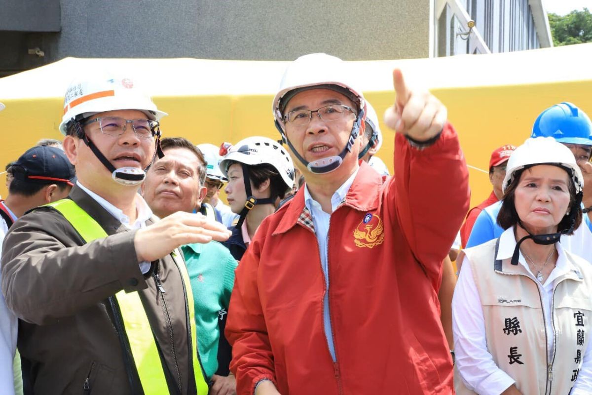 ▲交通部長林佳龍今（ 1 ）日前往宜蘭勘災，針對南方澳港內 556 艘漁船進出問題，港務公司將清出 40 米寬、 6 米深航道供漁船進出，也會協調農委會給漁民無法工作的損失補救。（圖／翻攝自林佳龍臉書）