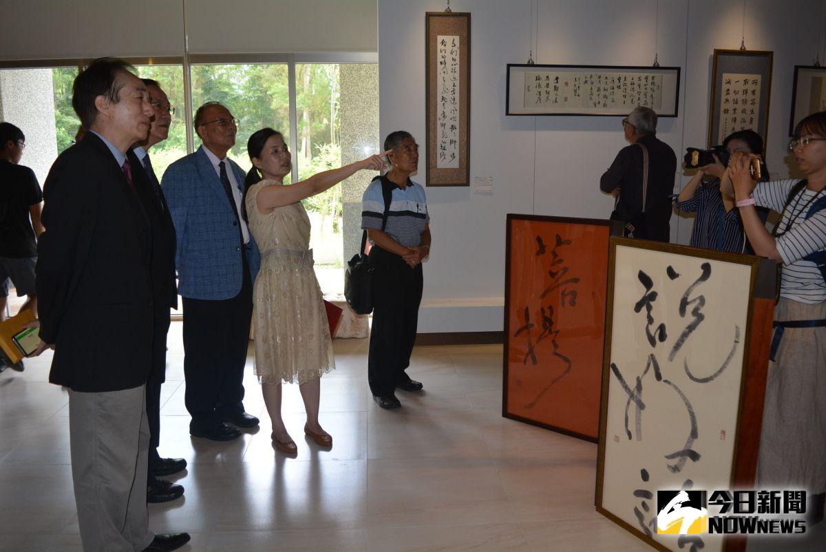 ▲余碧珠為來賓導覽說明她創作的書法作品。（圖／記者郭政隆攝影2019.10.1）