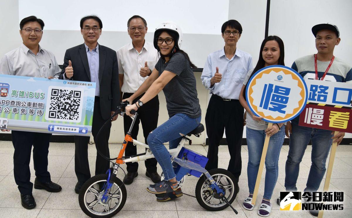 ▲高雄市政府交通局局長鄭永祥(左2)關心移工「行」的安全，到經濟部加工出口區管理處高雄加工區與移工座談、宣導國內交通法規，以讓移工瞭解交通安全的重要性。(圖／記者黃守作攝，2019.10.1)