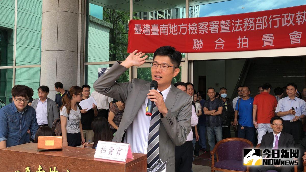 ▲聯合法拍會上，帥氣的拍賣官意外成吸睛焦點。（圖／記者陳聖璋攝，2019.10.01）