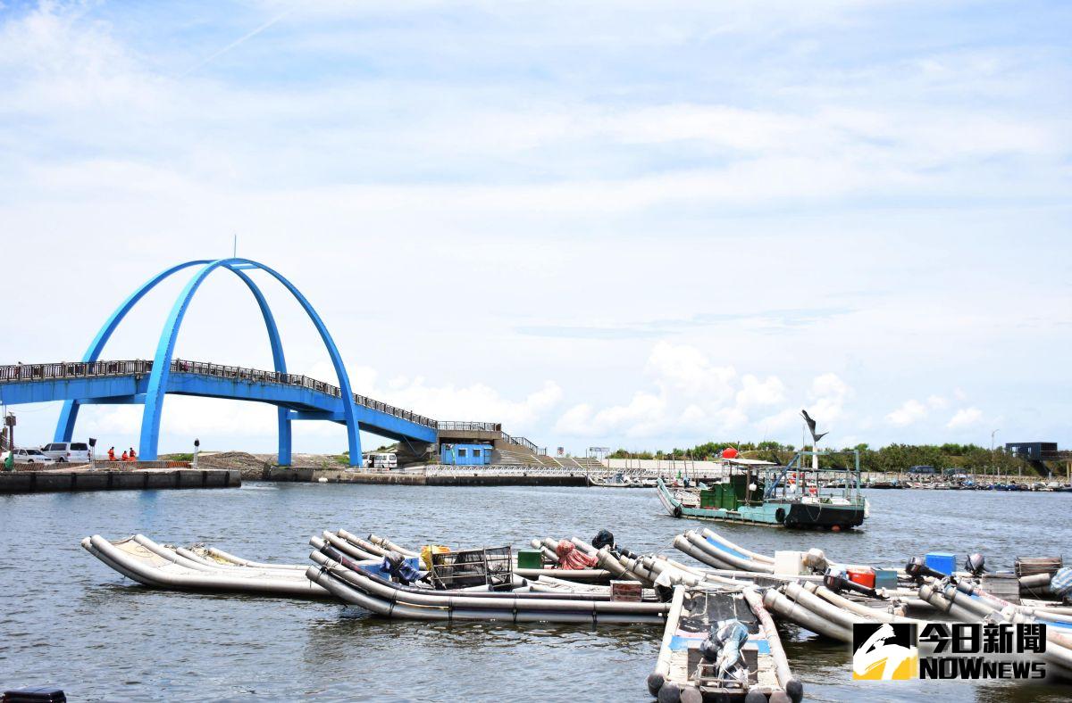 ▲王功漁港內的跨港大橋「王者之弓」，近年來也持續進行除鏽工程，以維護橋體結構安全。（圖／記者陳雅芳攝，2019.10.01）