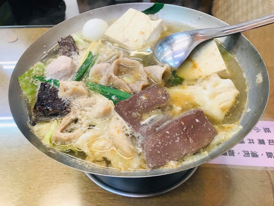 ▲有位網友在網路上表示自己「迷糊的行徑」，他去了臭臭鍋店吃飯，結果吃完要付錢時，從錢包掏出三張千元大鈔，但卻駭人的發現，「完全不能用」。（圖／翻攝自《爆怨公社》）